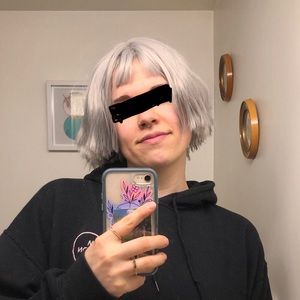 Silver grey Phoebe Bridgers -style blunt cut wig